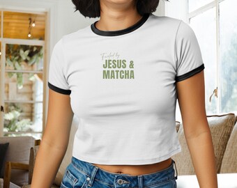 Camiseta cropped inspirada em Jesus e Matcha | Top cropped cristão | Camiseta com estampa de fé | Presente para amantes de matcha | Roupa minimalista de verão com temática religiosa