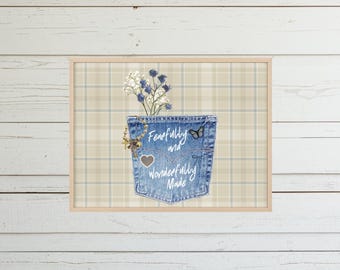 Pôster com estampa floral e bolso em jeans com moldura de madeira | Feito com medo e maravilha | Quarto de bebê | Decoração estilo fazenda