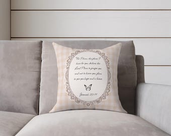 Almofada Meemaw Farmhouse com Versículo Bíblico em Estampa Xadrez | Decoração Aconchegante para Casa de Campo Cristã | Almofada Decorativa com Estampa de Fé