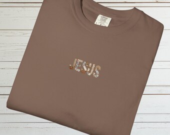 Camiseta Patchwork Bordada com Jesus | Camiseta com Letras da Fé | Camiseta Cristã Boho | Comfort Colors | Camiseta Boho com Estampa de Jesus | Presente Religioso