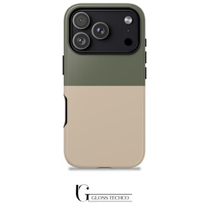 Puede incluir: Una funda de teléfono de dos tonos en verde oliva y beige. La sección superior es verde oliva y la inferior es beige. La funda tiene un recorte para la cámara y un botón lateral. La marca "GLOSS TECHCO" está en la parte inferior.