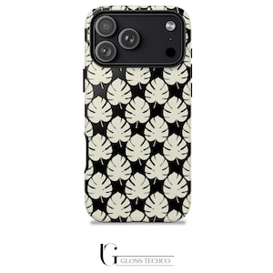 Puede incluir: Una funda para smartphone con un patrón repetitivo de hojas de monstera color blanco hueso sobre un fondo negro sólido. La funda tiene un recorte rectangular para un sistema de triple cámara y flash. El logo GLOSS TECHCO aparece debajo.
