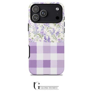 Puede incluir: Una funda para smartphone con un diseño de doble patrón. La mitad superior muestra un estampado floral de color violeta claro sobre un fondo blanco, mientras que la mitad inferior presenta un patrón de cuadros violetas y blancos. La cámara es negra.