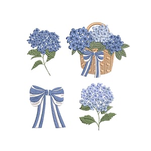 Puede incluir: Diseño floral bordado con hortensias azules, hojas verdes y una cesta de mimbre. Un lazo a rayas azul y blanco está atado alrededor de la cesta. Elementos adicionales incluyen una sola flor de hortensia y un lazo azul y blanco.