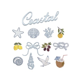 Puede incluir: Diseños bordados con temática costera en tonos azules, amarillos y marrones. Incluye una estrella de mar, una concha, coral, limones, aceitunas, nudos náuticos, una concha en espiral, una gaviota volando y una bebida de coco. La palabra "Coastal" está escrita en cursiva.