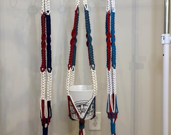 Colgador de plantas de macramé patriótico