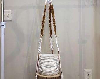 Colgador de macramé para plantas con base de madera de 20 cm.