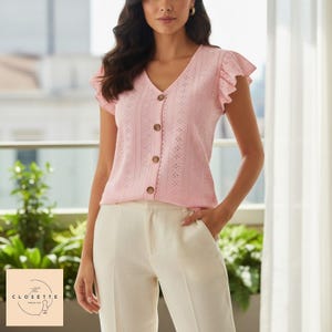 Puede incluir: Una taza de cerámica blanca con un asa negra y el texto "But First, Coffee" en negro, con una fuente de estilo manuscrito. La taza está sobre una superficie blanca.