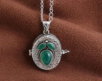Vintage Oval Locket Necklace, Silver Photo Locket Pendant, Keepsake Memory Jewelry, Gift for Her, Custom Photo Locket, Personalized Pendant