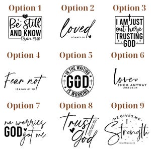 Puede incluir: Nueve dise&ntilde;os con citas inspiradoras en escritura negra sobre fondo blanco. Las citas incluyen "Be Still and Know", "Loved", "I am just out here trusting God", "Fear not", "God is working", "Love them anyway", "No worries God got me", "Trust God" y "He gives me strength".