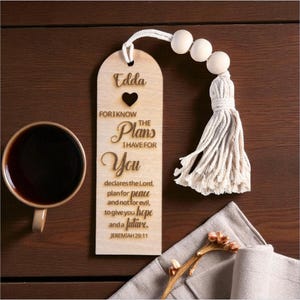 Può includere: Set di tre tazze in ceramica con finitura opaca e screziata. Le tazze sono nei toni del crema, grigio chiaro e grigio scuro. Ogni tazza ha un design semplice e minimalista.