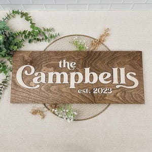 Teken achternaam, huwelijkscadeau voor stel, gepersonaliseerd huwelijksbord, aangepast familienaambord, rustiek boerderijdecor, houten jubileumcadeau