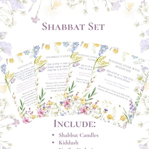 Op de afbeelding: Shabbat Set met bloemig aquarelontwerp. Bevat kaarten voor Shabbat-kaarsen, Kiddush, Havdalah en andere zegeningen. De tekst is in het Hebreeuws en Engels, met een zacht, pastelkleurig kleurenpalet.