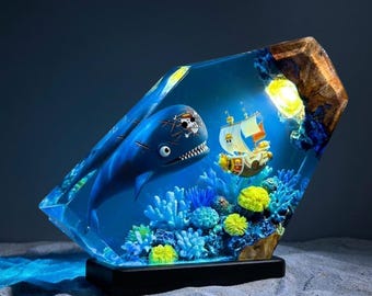Lampe diorama en résine Laboon & Thousand Sunny | Veilleuse anime baleine bateau pirate scène océan | Décoration de bureau cadeau unique pour éventail