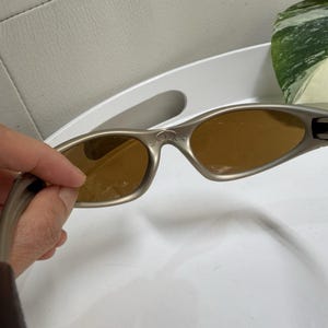 Vintage Oakley Minute 1.0 Sunglasses - Gold Metallic Frame - Amber Lenses - Rare.  USA image 4
