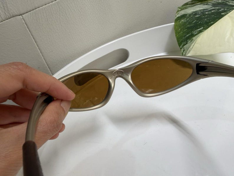 Vintage Oakley Minute 1.0 Sunglasses - Gold Metallic Frame - Amber Lenses - Rare.  USA image 4