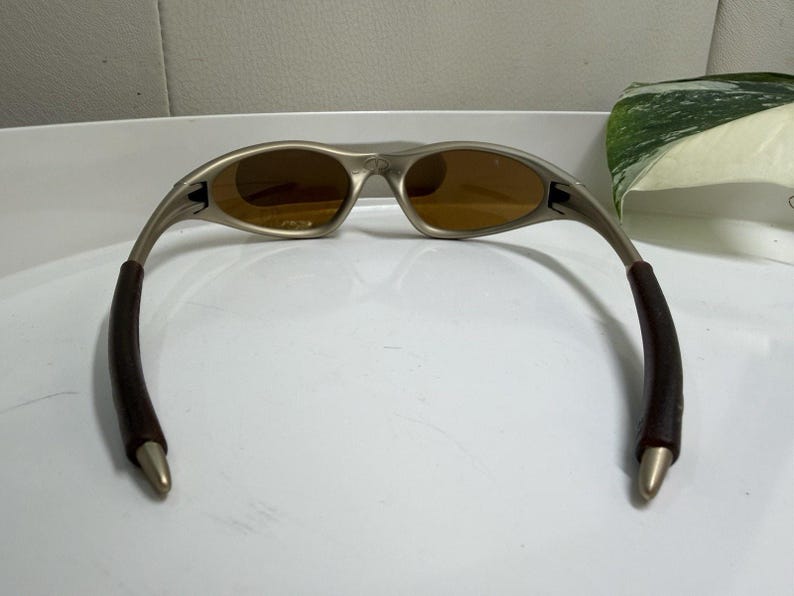 Vintage Oakley Minute 1.0 Sunglasses - Gold Metallic Frame - Amber Lenses - Rare.  USA image 5