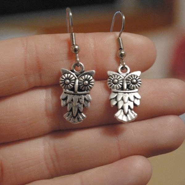 NATURE collection - Small basic antique silver owl earrings