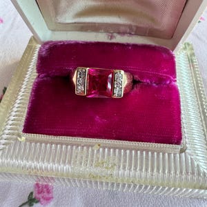 Anillo vintage rojo rubí llamativo / Piedra de cristal talla princesa con pedrería de acento / Banda tono dorado / Talla 7.5–8 / Anillo de cóctel antiguo llamativo