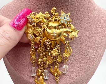 Kirks Folly Golden Sun Face-broche met sterren, engelen en kristallen druppels – Celestial Fantasy-sieraden