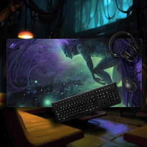 Puede incluir: Alfombrilla de ratón rectangular con diseño de arte fantástico en tonos morados y verdes. También se ven un teclado, un ratón y unos auriculares negros, lo que sugiere una configuración de juego o informática.