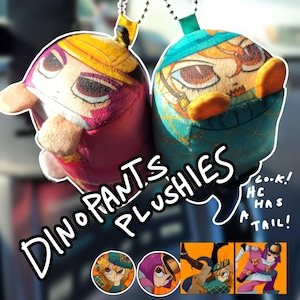 Puede incluir: Dos peluches redondos con cadenas de bolas, uno rosa y otro turquesa, con rostros estilo anime y extremidades pequeñas. El texto dice: DINO PANTS PLUSHIES, LOOK! HE HAS A TAIL! Debajo hay cuatro ilustraciones de los personajes con atuendos similares.
