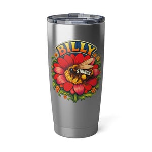 Puede incluir: Un vaso de acero inoxidable con un diseño floral vibrante. El diseño incluye una abeja y el texto "BILLY STRINGS" sobre una flor roja con centro amarillo, rodeada de hojas verdes y flores naranjas.