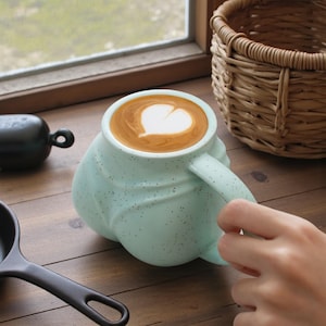 Taza de cerámica hecha a mano con forma de trasero, gres moteado, taza de café con mensaje positivo sobre el cuerpo