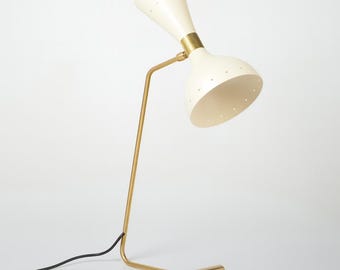 真鍮とエナメルを使用したイタリアのモダンなテーブルランプ