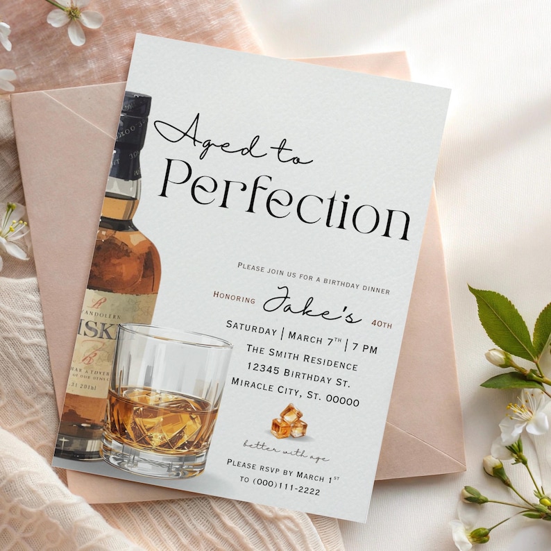 Peut inclure: Invitation d'anniversaire "Aged to Perfection" avec une bouteille de whisky et un verre de whisky. L'invitation comprend le texte "Jake's 40th" et les d&eacute;tails de l'&eacute;v&eacute;nement. Le design est sur fond blanc avec une enveloppe rose.