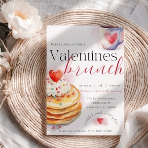 K&ouml;nnte beinhalten: Eine Einladung zum Valentinstagsbrunch mit einem Stapel Pfannkuchen, belegt mit Schlagsahne und herzf&ouml;rmigen Streuseln. Die Einladung enth&auml;lt eine Kaffeetasse mit einem Herz und den Text "Valentines brunch".