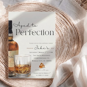 Peut inclure: Invitation d'anniversaire "Aged to Perfection" avec une bouteille de whisky et un verre de whisky. Le texte comprend le nom "Jake's", la date, l'heure et le lieu de la f&ecirc;te.