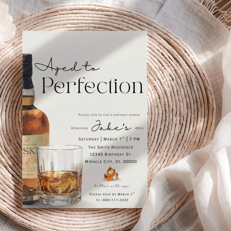 Peut inclure: Invitation d'anniversaire "Aged to Perfection" avec une bouteille de whisky et un verre de whisky. Le texte comprend le nom "Jake's", la date, l'heure et le lieu de la f&ecirc;te.