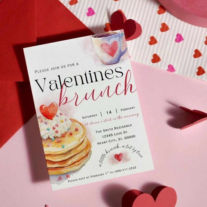 K&ouml;nnte beinhalten: Eine Einladung zum Valentinstagsbrunch mit einer Aquarellillustration von Pfannkuchen und einer Kaffeetasse mit einem Herz. Die Einladung ist wei&szlig; mit roten und rosa Akzenten und dem Text "Valentines brunch".
