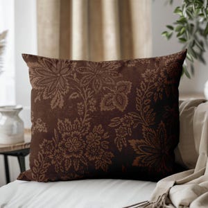 Coussin décoratif damassé floral marron vintage