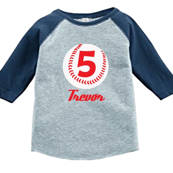 Anniversaire de Baseball sport chemise personnalisée - 3/4 ou relaxed fit baseball raglan manches longues - n’importe quel âge et prénom - Choisissez vos couleurs !