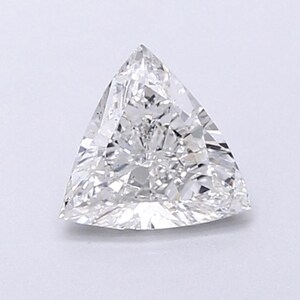 Puede incluir: Un diamante incoloro suelto con talla trillion, que presenta una forma triangular con esquinas puntiagudas y múltiples facetas internas que crean una superficie brillante y reflectante con gran claridad y dispersión de luz.