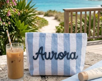 Neceser de maquillaje personalizado de seersucker, neceser de chenilla con nombre personalizado, bolsa de viaje de verano, neceser de playa, regalo para ella.