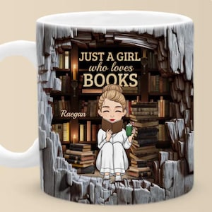Puede incluir: Taza de cerámica blanca con una ilustración de dibujos animados de una persona leyendo un libro, con el texto "JUST A GIRL who loves BOOKS". La taza tiene un fondo de estanterías y un borde de piedra. El nombre "Raegan" también es visible.