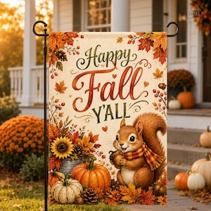 Peut inclure: Un drapeau de jardin rectangulaire avec le texte Happy Fall Y'ALL en lettres marron. Le motif représente un écureuil marron portant une écharpe à carreaux, des citrouilles orange, un tournesol et des feuilles d'automne sur un fond crème.