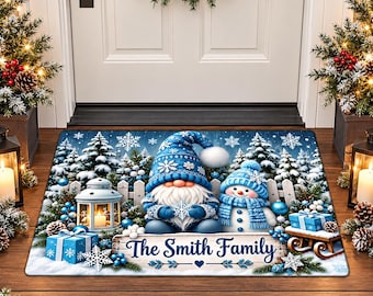 Gepersonaliseerde kerstkabouter deurmat, deurmat met sneeuwpop en eigen familienaam, blauwe winterdecoratie voor de veranda, cadeau voor een housewarming tijdens de feestdagen