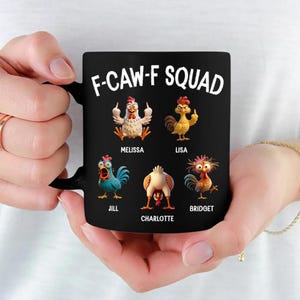 Peut inclure: Un mug en céramique noire avec le texte blanc F-CAW-F SQUAD en haut. En dessous, cinq poulets de dessin animé sont étiquetés Melissa, Lisa, Jill, Charlotte et Bridget. Les poulets sont représentés dans diverses poses, dont un faisant un doigt.