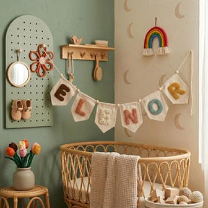 Spersonalizowany baner z filcu, pikowana girlanda z literami alfabetu, neutralny wystrój pokoju dziecięcego w stylu boho, spersonalizowany prezent na baby shower, girlanda do pokoju dziecięcego