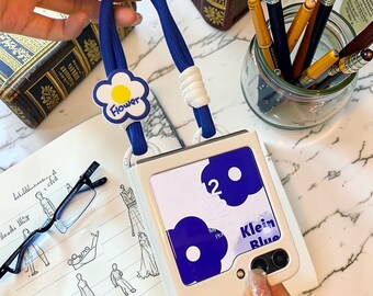 花柄デザインのSamsung Z Flipケース（ストラップ付き）、折りたたみ式スマートフォン用耐衝撃カバー
