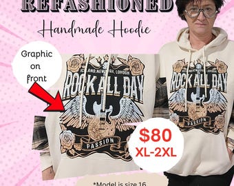 Handgjord återvunnen huvtröja | Rockinspirerad gitarr- och vinggrafik | Unik XL–2XL Streetwear