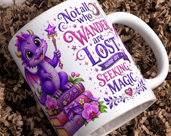 Diseño PNG de taza con dragón errante de fantasía, cita mágica, taza de 11 oz y 15 oz con diseño de sublimación, regalo para amantes de los libros y lectores.