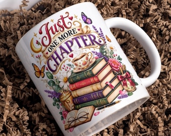 Diseño PNG para taza "Just One More Chapter", ideal para amantes de los libros, perfecto para regalar a lectores, con estampado floral y libros. Tamaños disponibles: 11 oz y 15 oz.