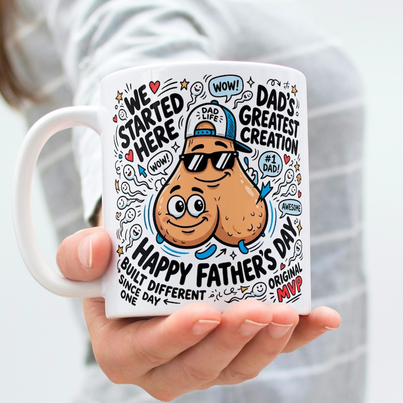 Puede incluir: Taza de cer&aacute;mica blanca con un dise&ntilde;o de dibujos animados humor&iacute;stico. La taza presenta un personaje de espermatozoide con gafas de sol y gorra hacia atr&aacute;s, con el texto "Happy Father's Day" y "Dad's Greatest Creation."