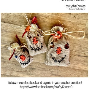 Könnte beinhalten: Vier gehäkelte Vogelscheuchen-Taschen in verschiedenen Größen. Die Taschen sind beige mit braunen Nähten und haben ein lächelndes Gesicht mit schwarzen Augen, einer roten Nase und einem gestickten Mund. Die Taschen sind mit Stroh und einer rot-weißen Schleife verziert.