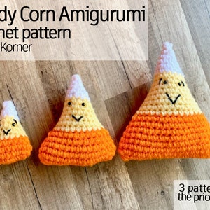 Op de afbeelding: Drie gehaakte candy corn amigurumi in verschillende maten. De candy corn zijn oranje, geel en wit. De candy corn hebben zwarte ogen en een zwarte glimlach. De tekst "3 patronen voor de prijs van één" staat onderaan de afbeelding.